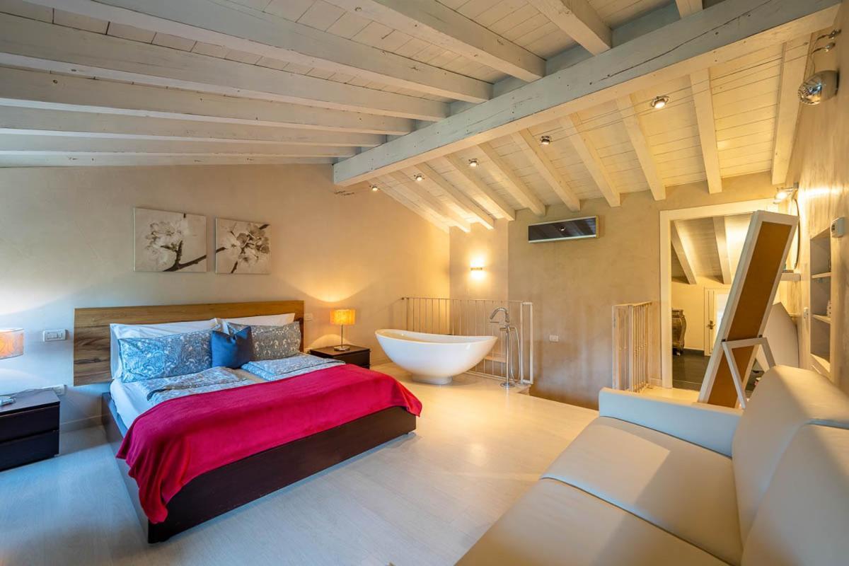 Romantic B&B Il Piccolo Paradiso San Felice del Benaco Room photo