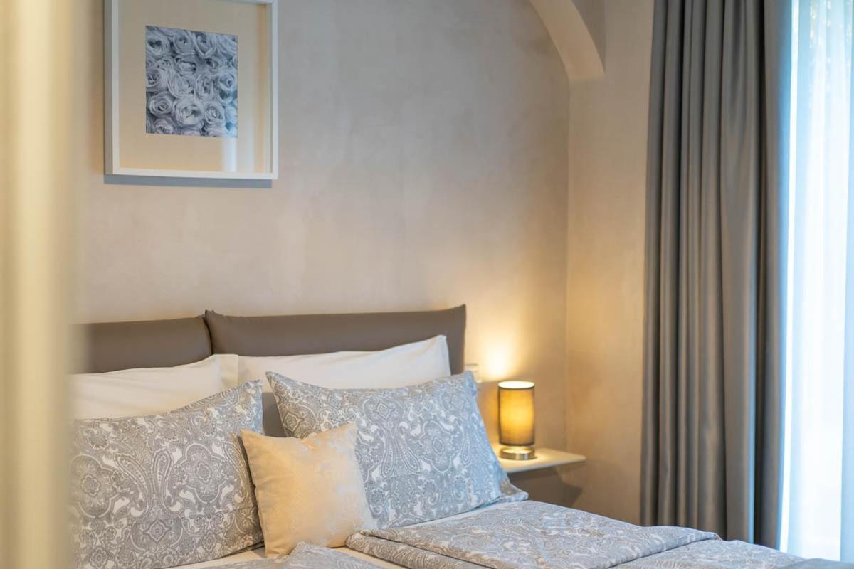 Romantic B&B Il Piccolo Paradiso San Felice del Benaco Room photo