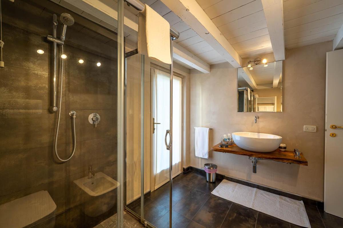 Romantic B&B Il Piccolo Paradiso San Felice del Benaco Room photo