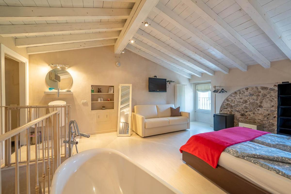 Romantic B&B Il Piccolo Paradiso San Felice del Benaco Room photo