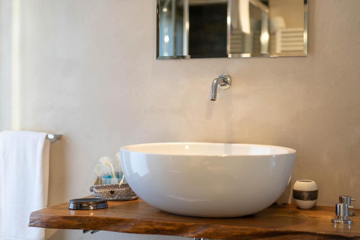 Romantic B&B Il Piccolo Paradiso San Felice del Benaco Room photo