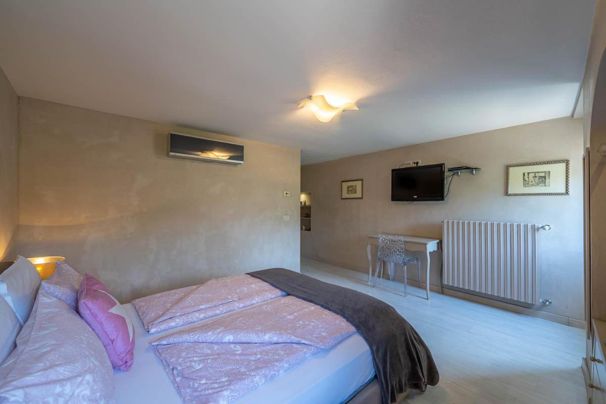 Romantic B&B Il Piccolo Paradiso San Felice del Benaco Room photo