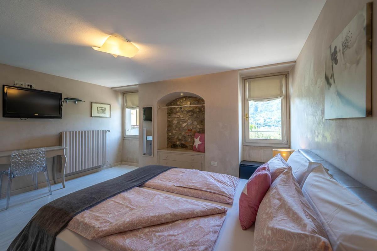 Romantic B&B Il Piccolo Paradiso San Felice del Benaco Room photo